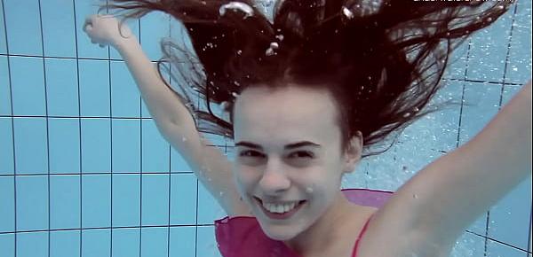  Anna Netrebko swims in pink lingerie in the pool